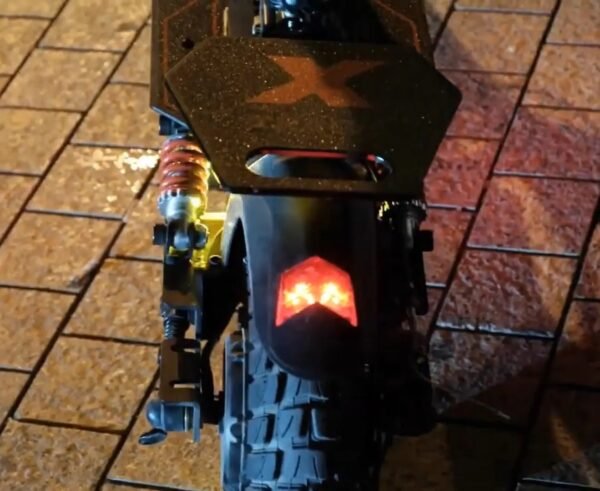 Scooter électrique puissante. Puissance très forte en terrain mixte et en montée avec activation du mode turbo - Image 4