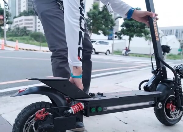Scooter électrique puissante. Puissance très forte en terrain mixte et en montée avec activation du mode turbo - Image 2