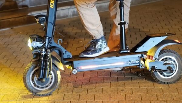Scooter électrique puissante. Puissance très forte en terrain mixte et en montée avec activation du mode turbo - Image 5