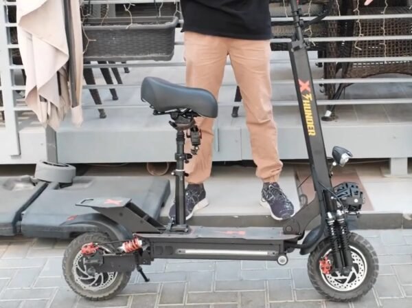 Scooter électrique puissante. Puissance très forte en terrain mixte et en montée avec activation du mode turbo - Image 6