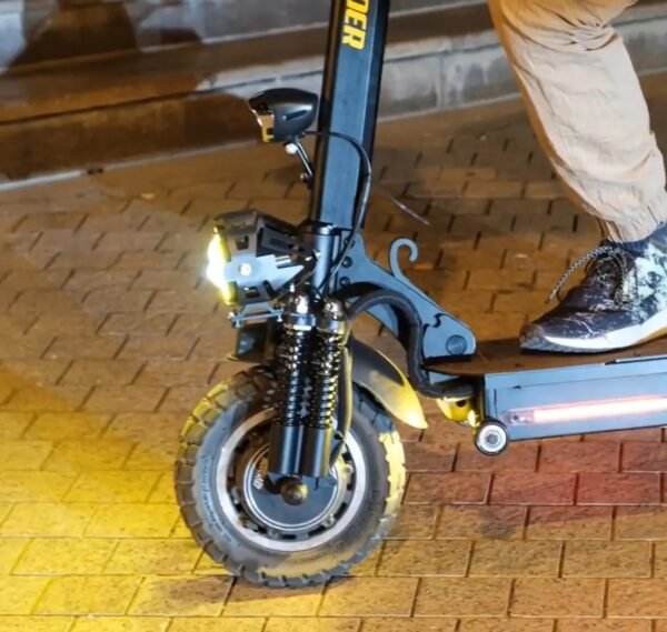 Scooter électrique puissante. Puissance très forte en terrain mixte et en montée avec activation du mode turbo - Image 8